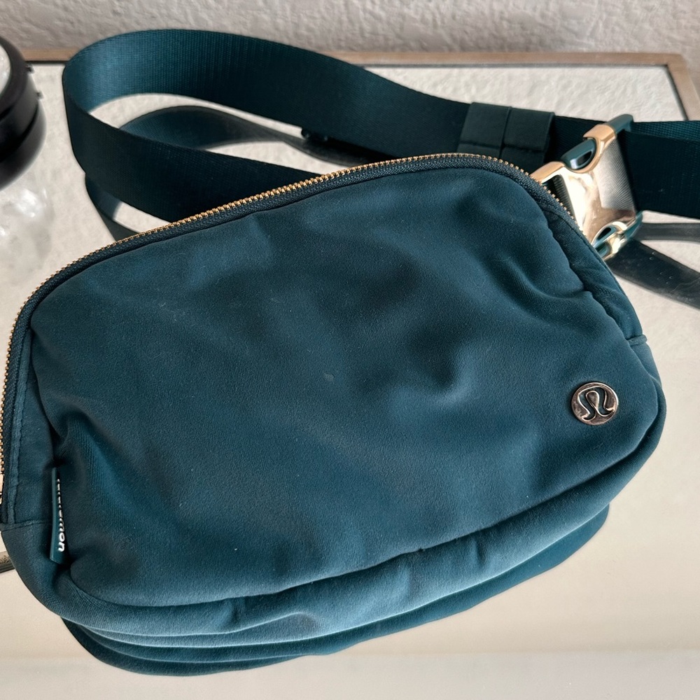 Lululemon Everywhere Belt Bag Velour- Green Jasper